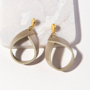 Ink + Alloy IA LCER1408 Champagne Leather Hoop Earring 2.75"